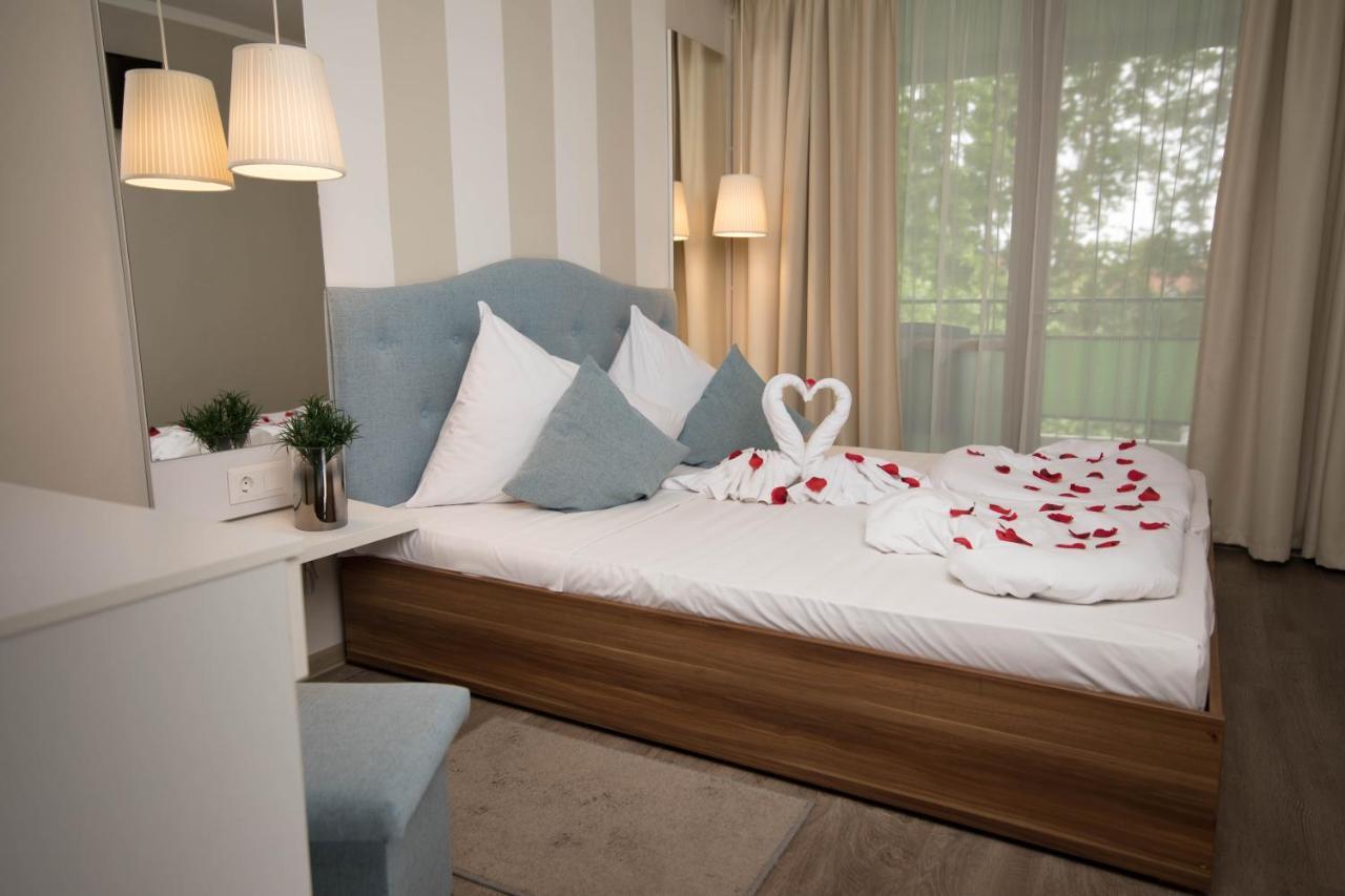 Modern Double Room with Balcony,1412250533:JPEG