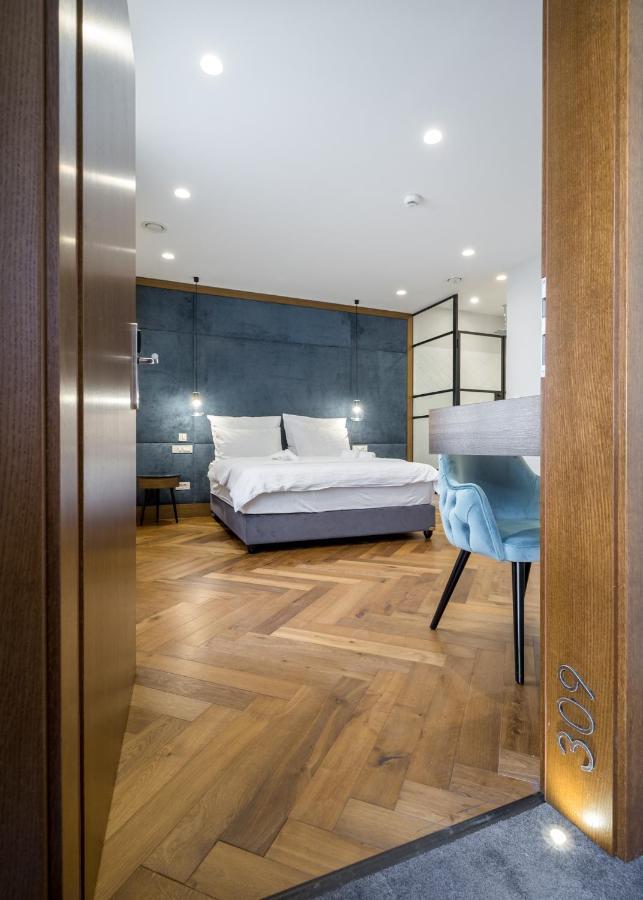 Standard Queen Room