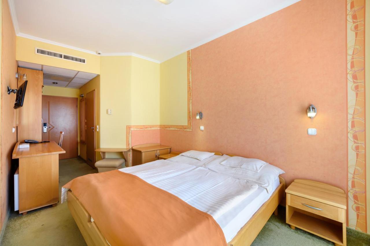 Standard Double Room,1122123762:JPEG