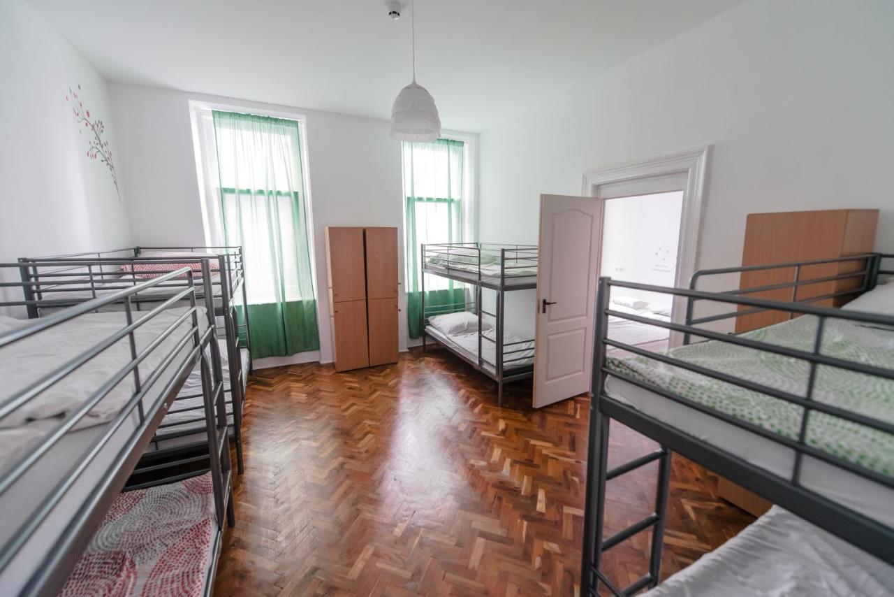 Bed 14-Bed Dormitory Room
