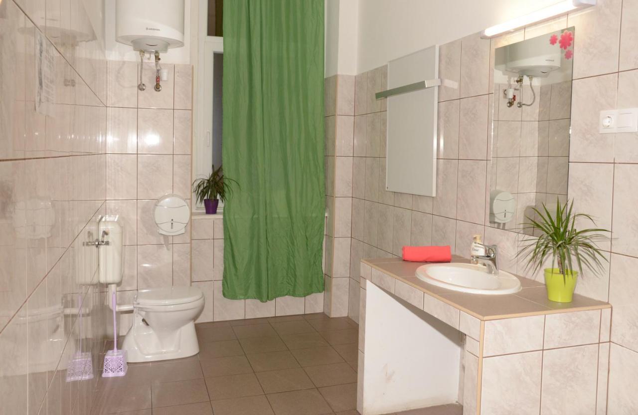 Bed 6-Bed Dormitory Room Private Bathroom
