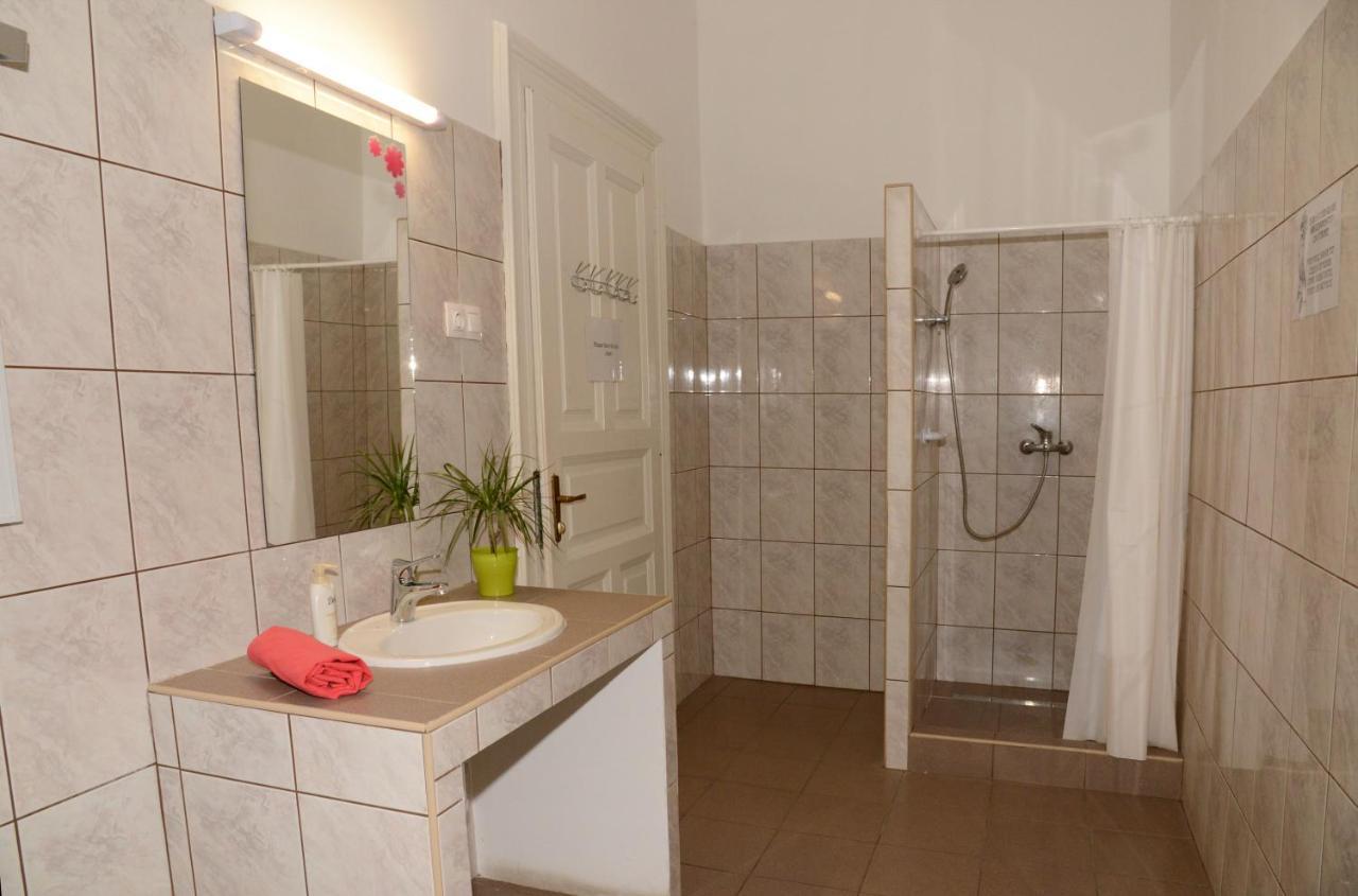 Bed 6-Bed Dormitory Room Private Bathroom