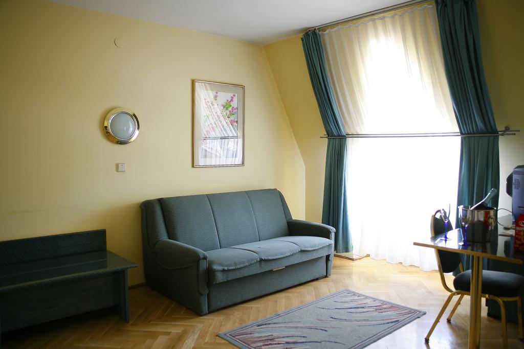 Family Room,116636548:JPEG