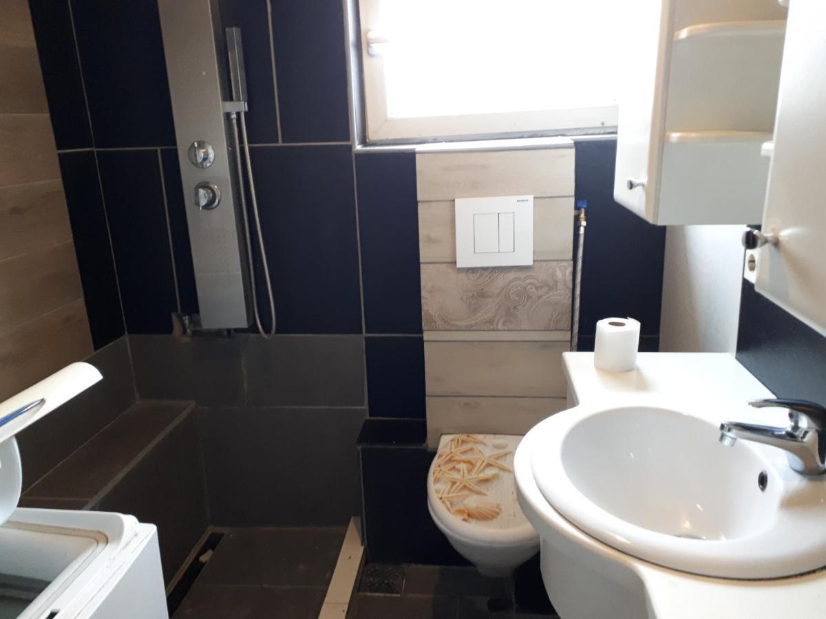 Three-Bedroom House,1170595033:JPEG