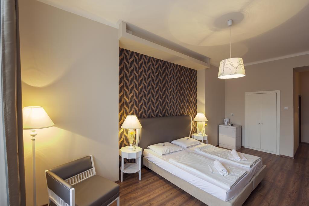 Quarto Duplo com Varanda e Cozinha Compacta