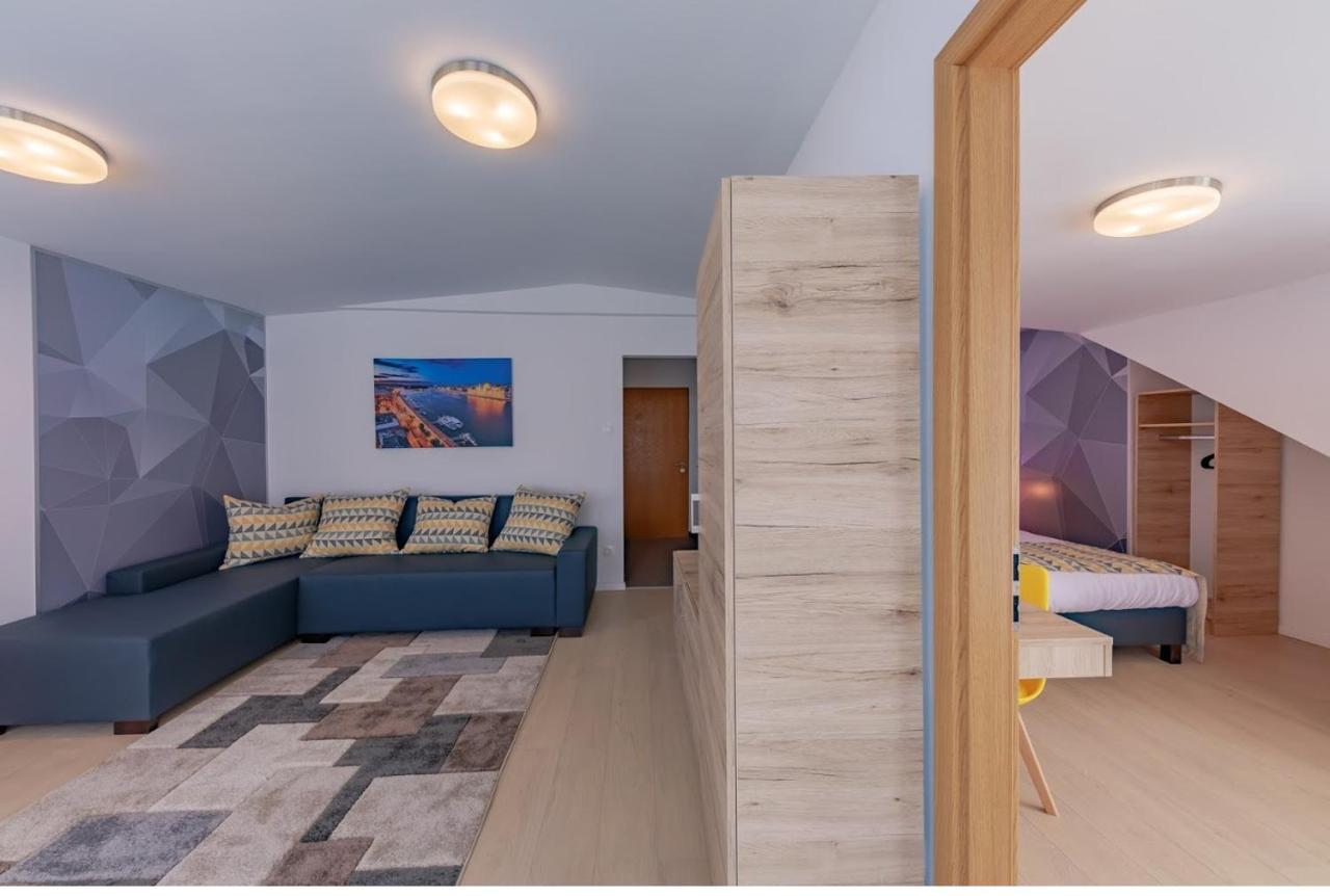 Panoramic family room