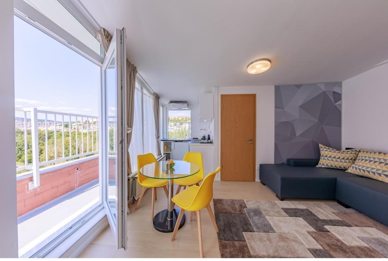 Panoramic family room