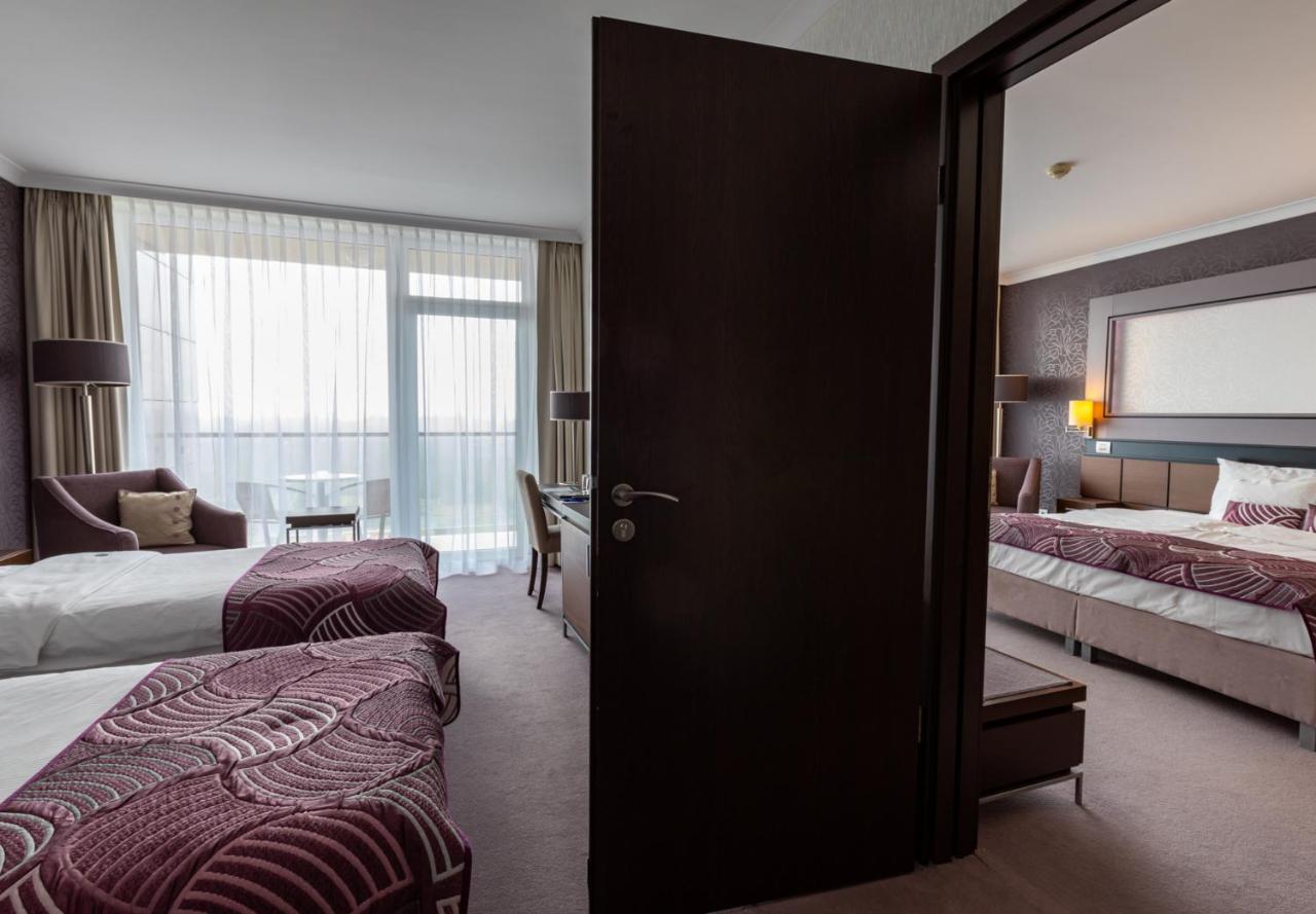 Family Room,1274893381:JPEG