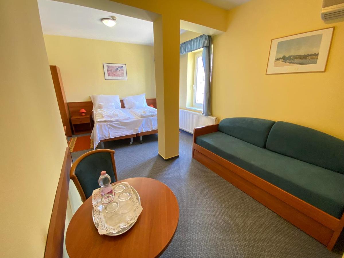 Quadruple Room,1262997517:JPEG