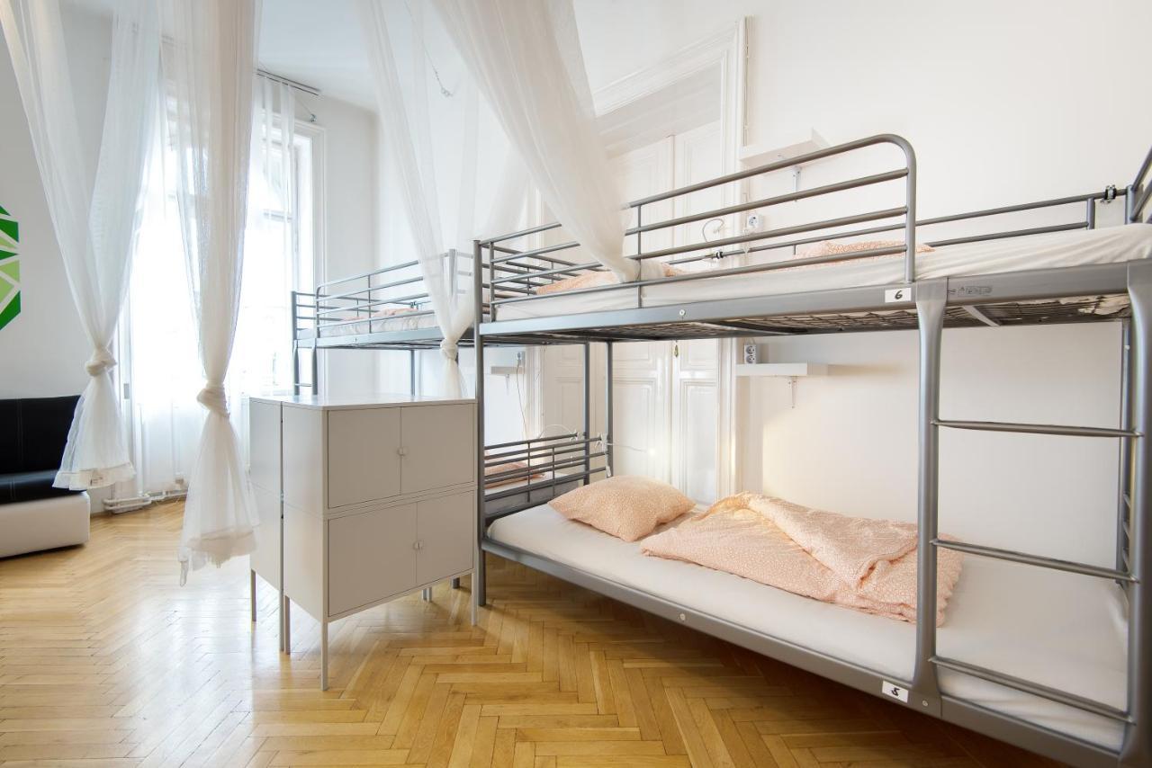 Cama en habitación compartida femenina de 10 camas con baño privado