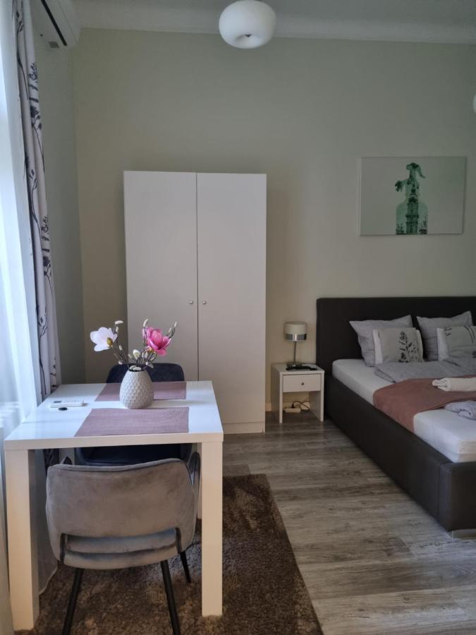 Deluxe Double Room Shower