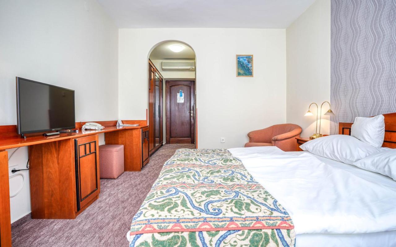 Standard Queen Room