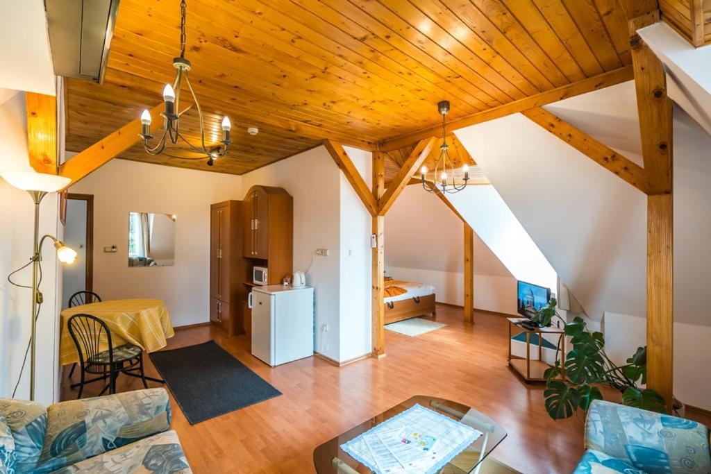 Deluxe Family Room,1296341653:JPEG
