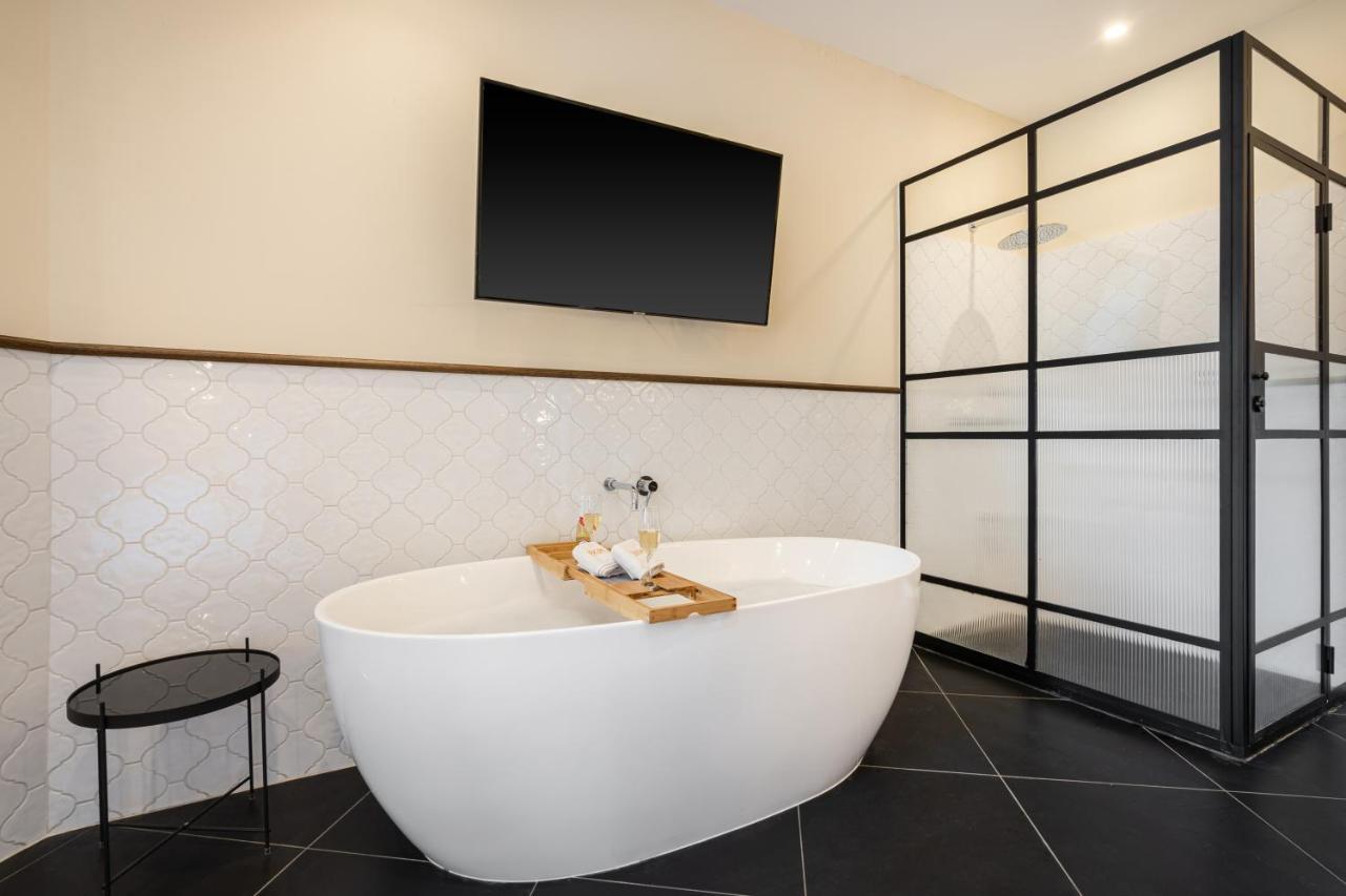 Deluxe Double Room Bath