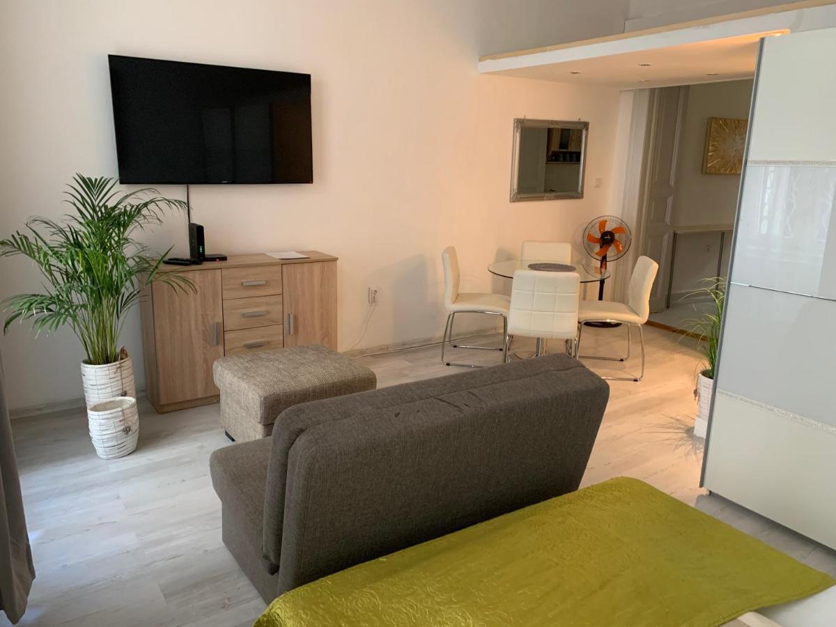 Apartment with Shower,1382741957:JPEG