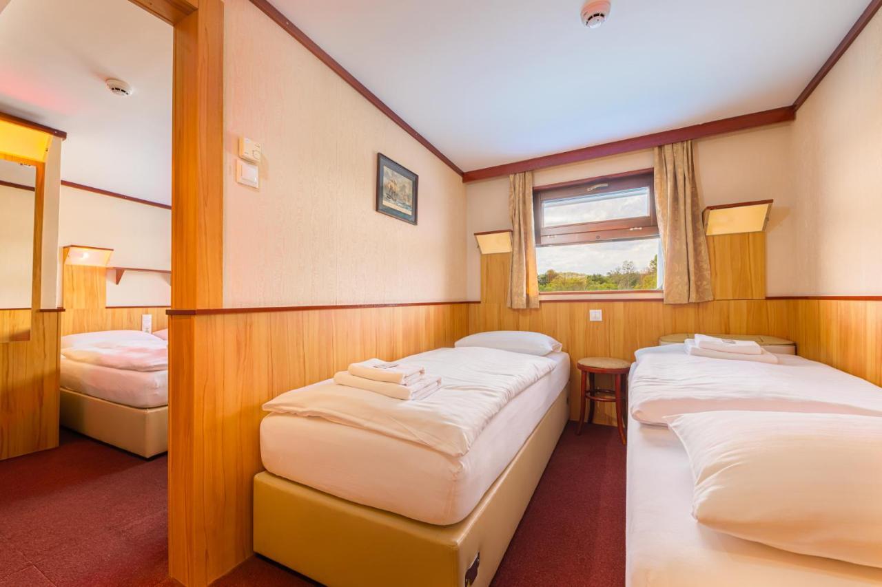 Standard Triple Cabin on Boat,1398848021:JPEG