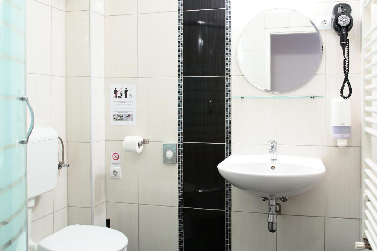 Budget Double Room Private Bathroom,1498600228:JPEG
