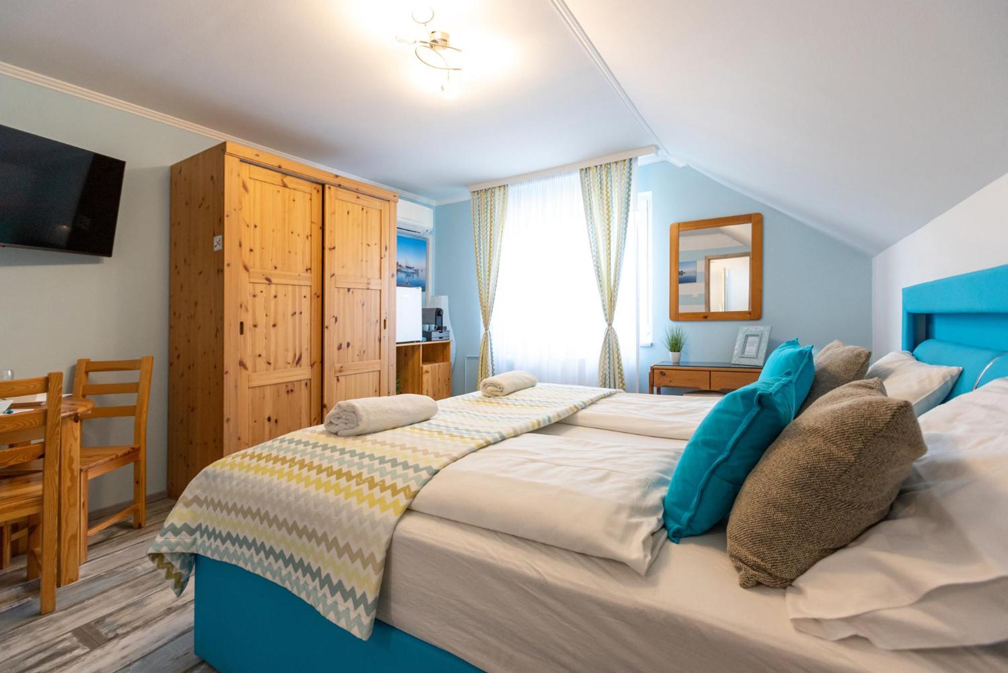 Standard Queen Room