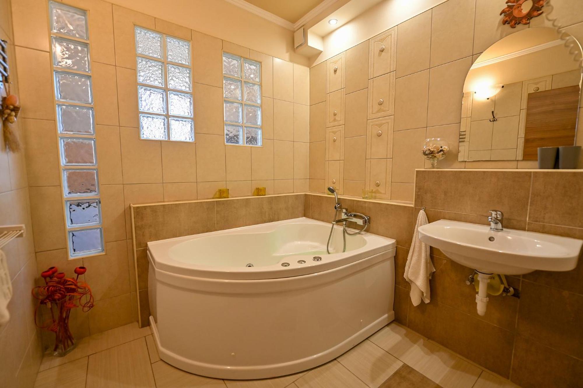 Queen Room Spa Bath