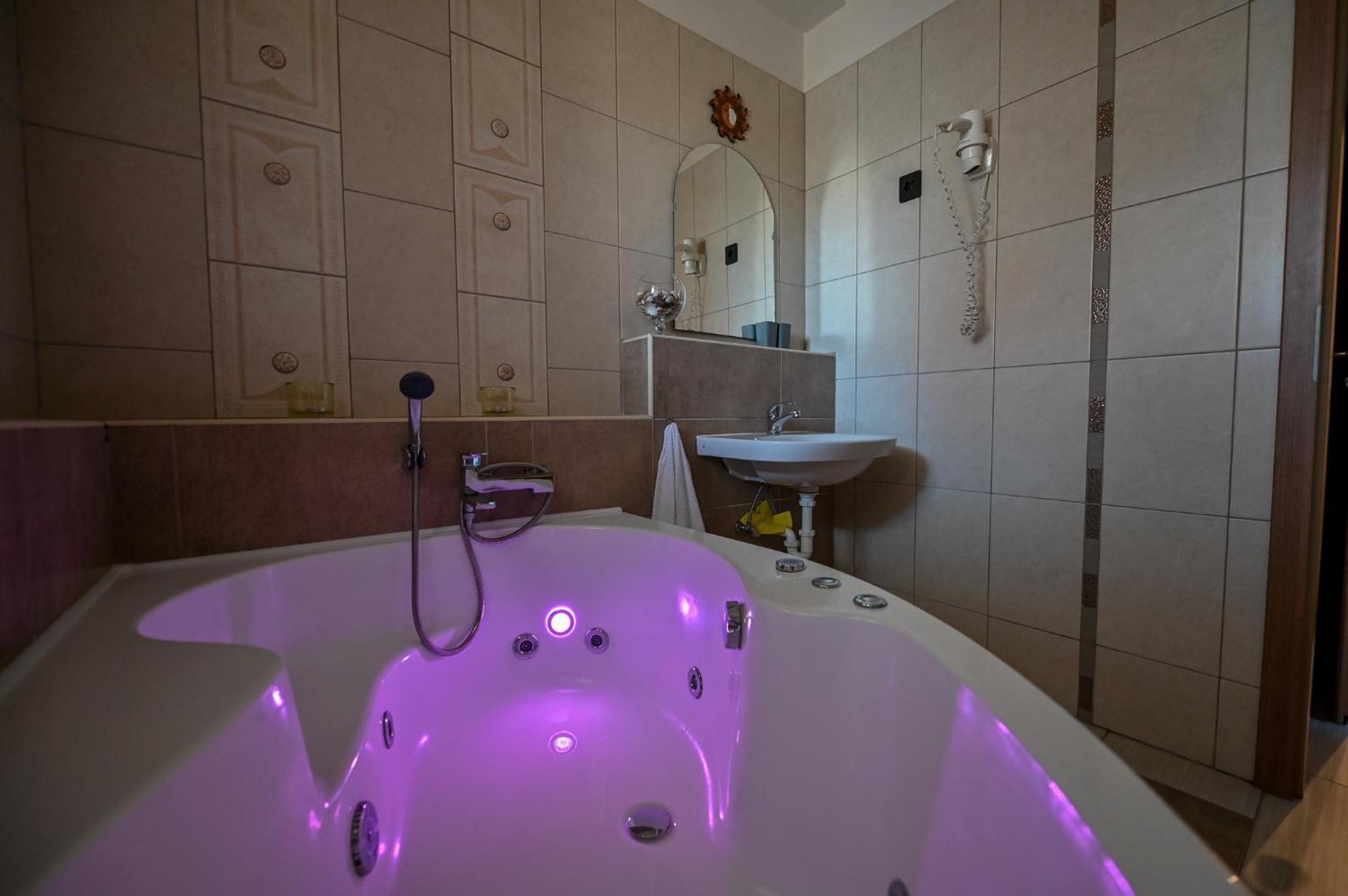 Queen Room Spa Bath