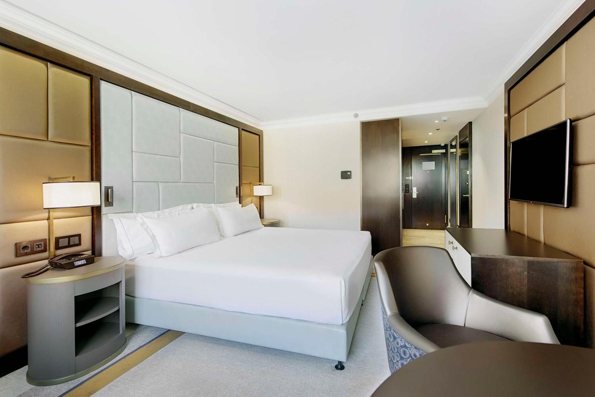 Hilton King Guestroom Courtyard