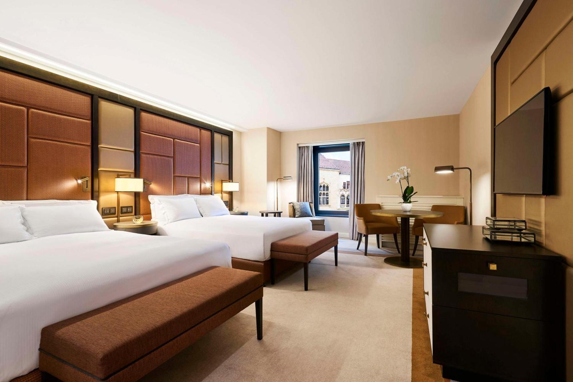 Superior Queen Room Street View