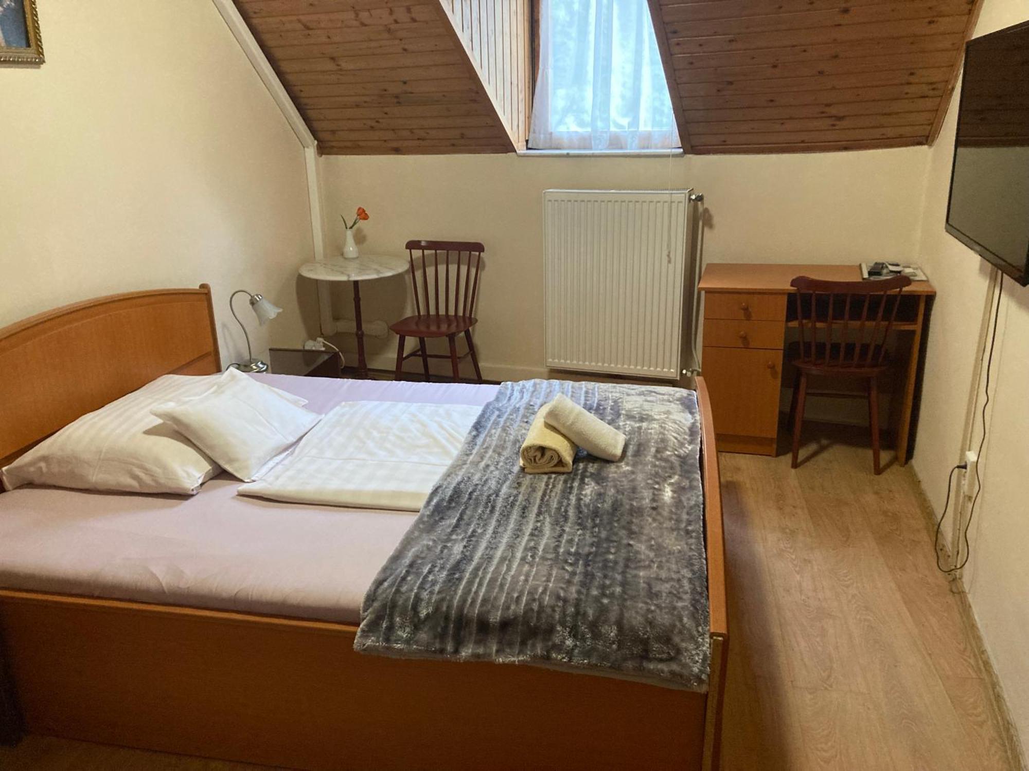 Standard Queen Room