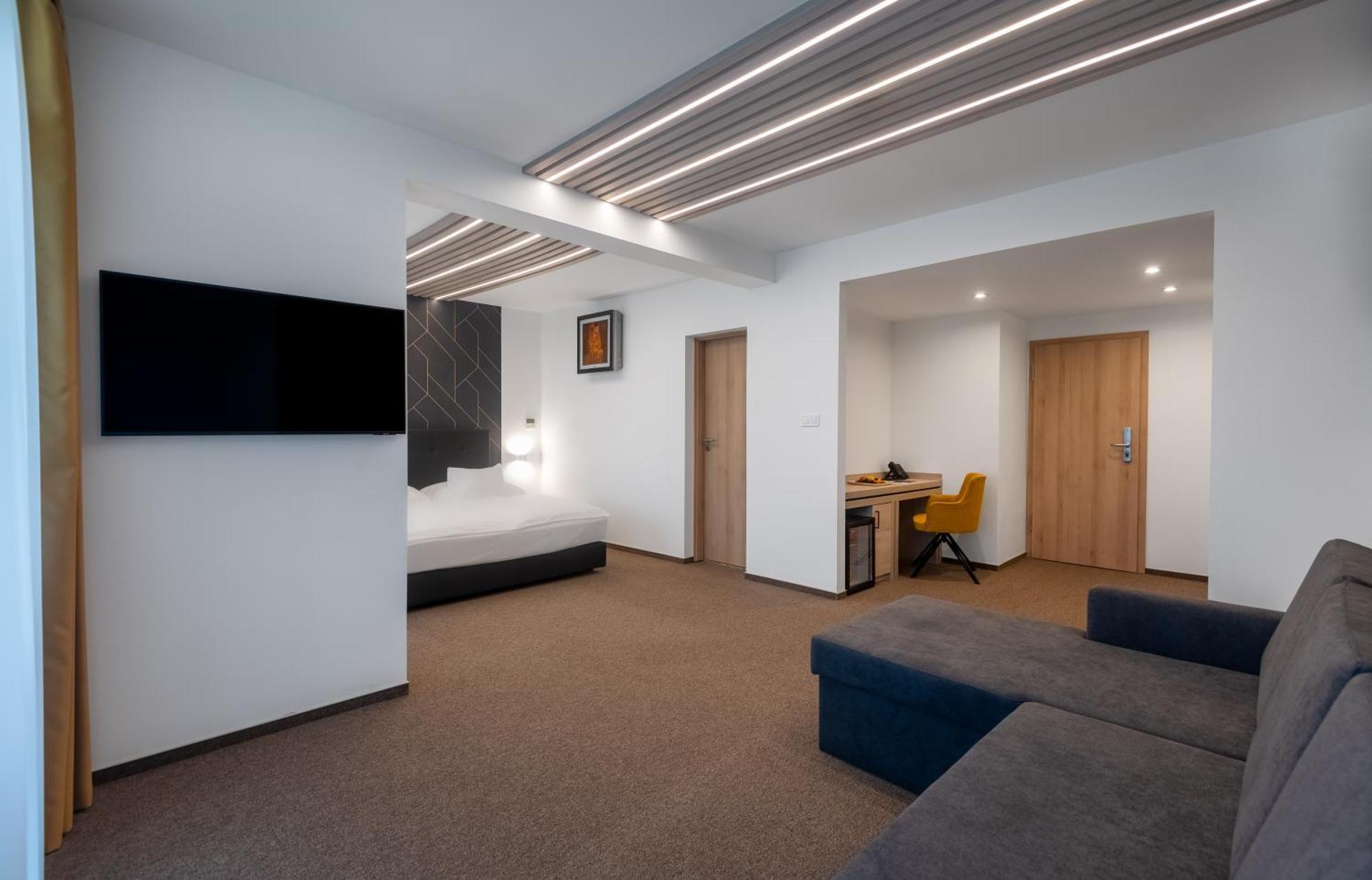 Suite with Balcony,1551771802:JPEG