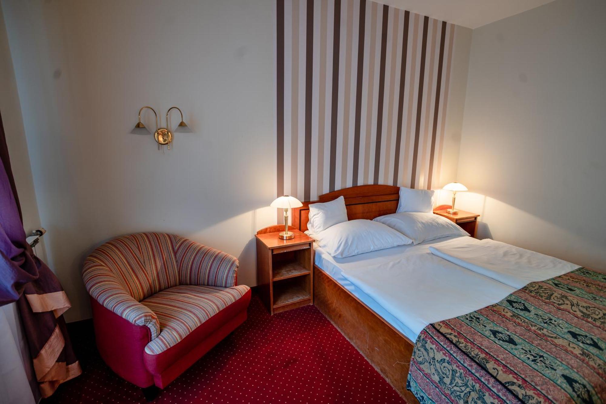 Standard Queen Room