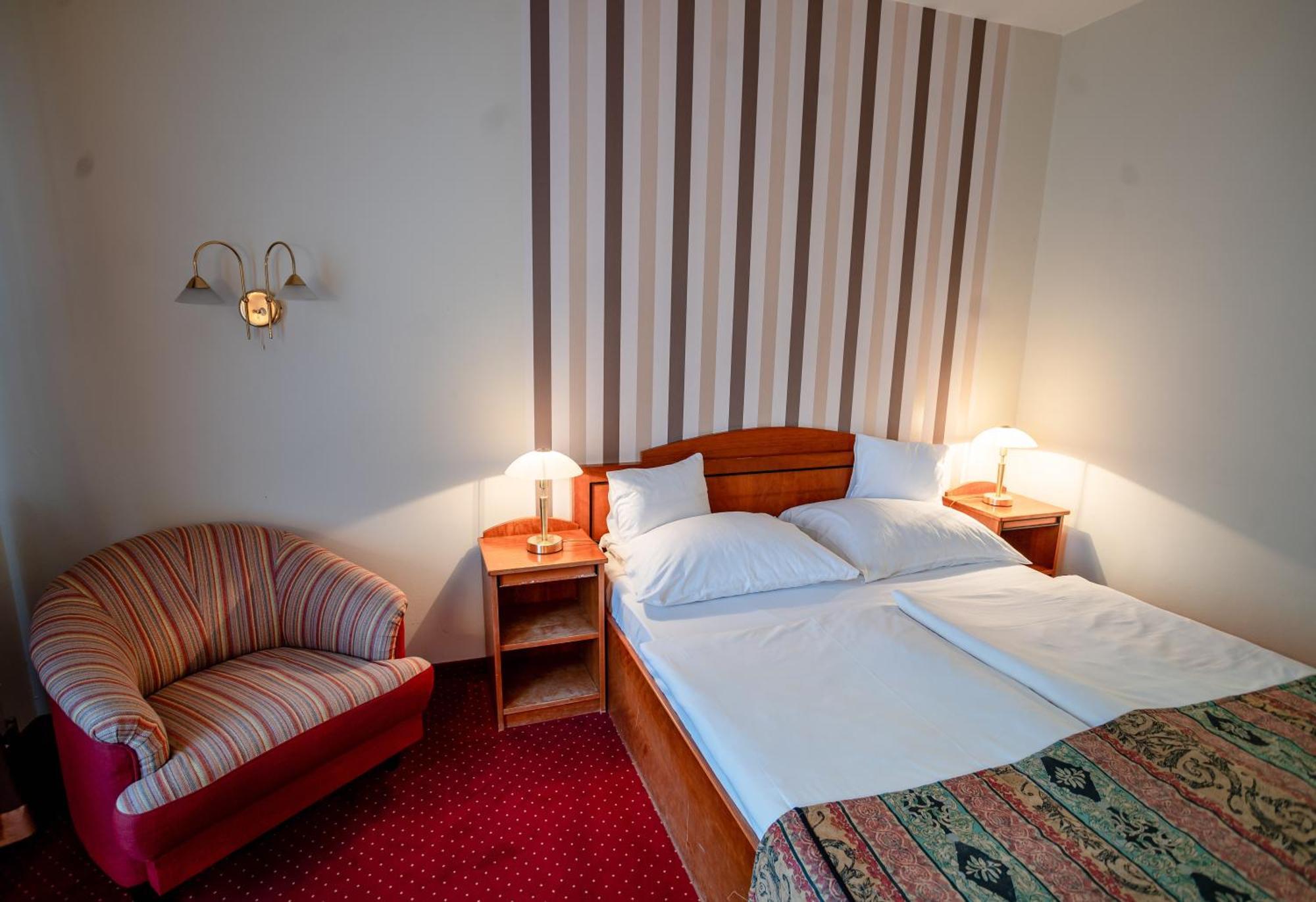 Standard Queen Room