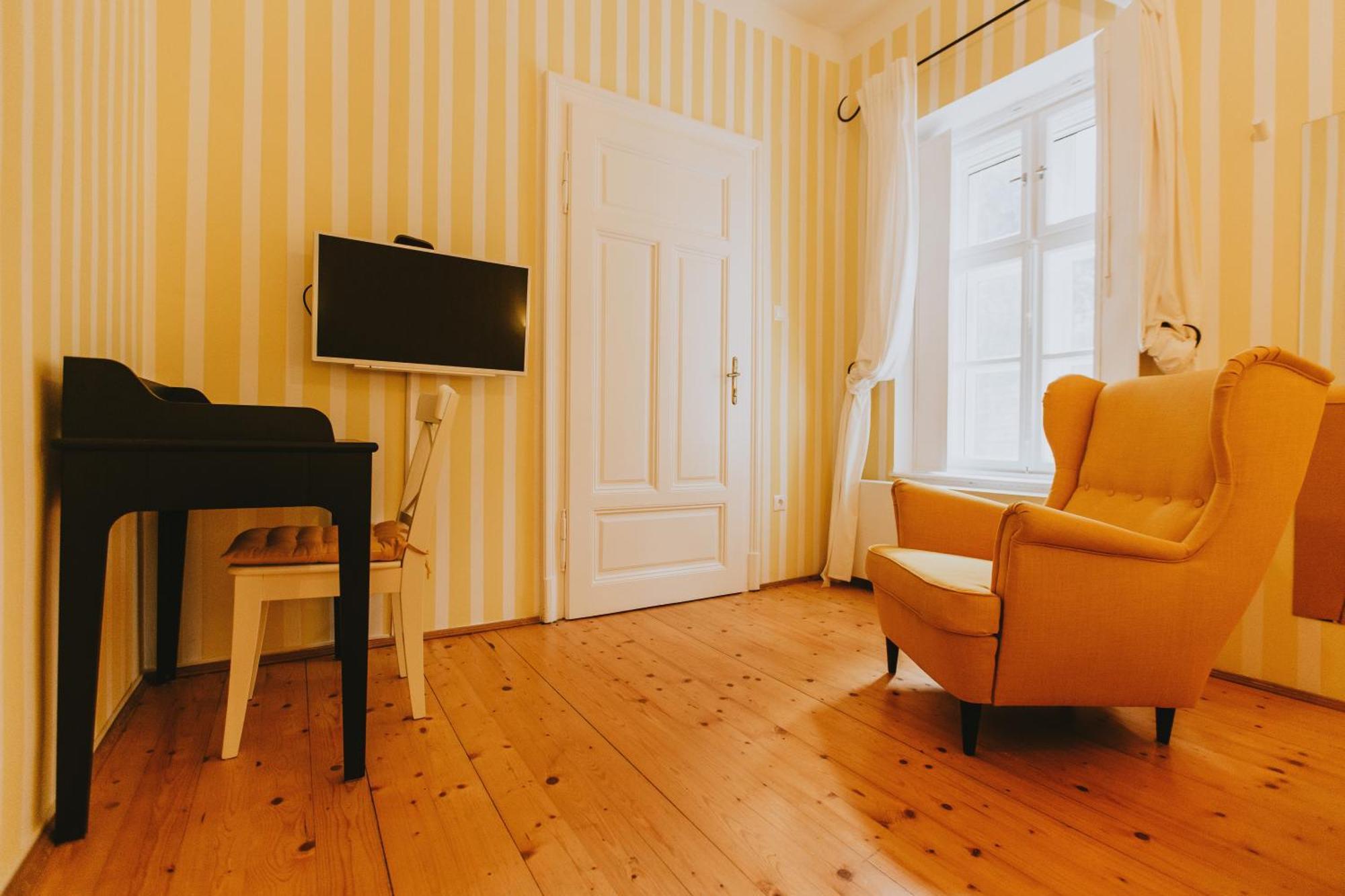 Standard Queen Room