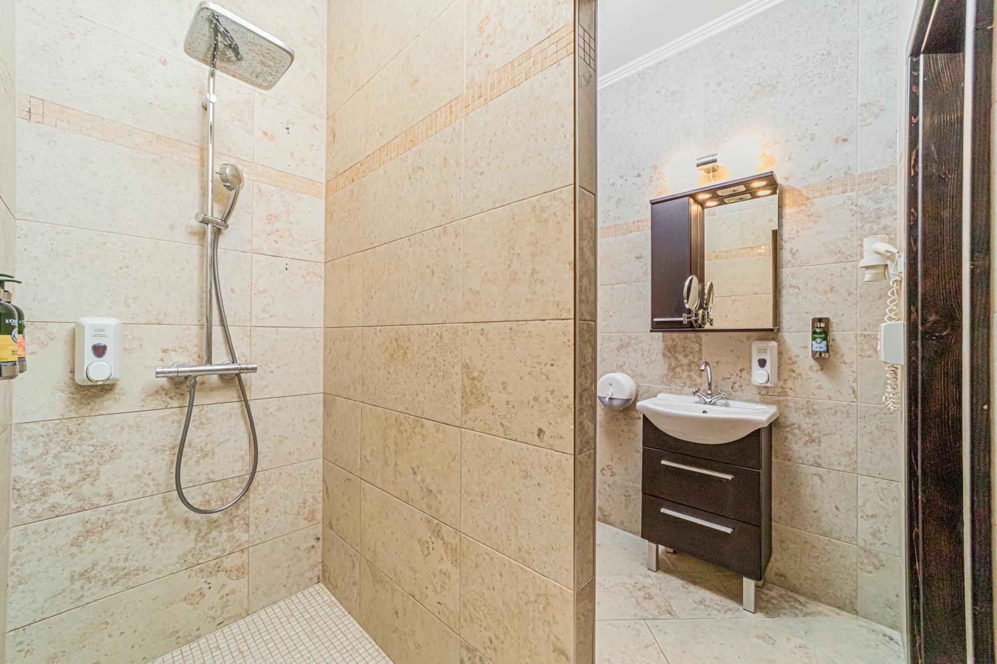 Queen Room,1698194724:JPEG