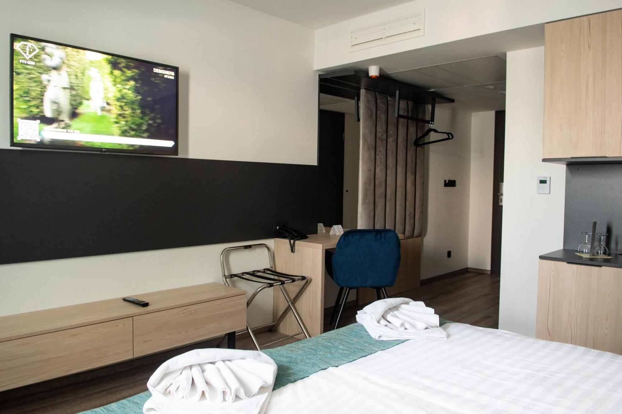 Double or Twin Room Disability Access,1589184600:JPEG