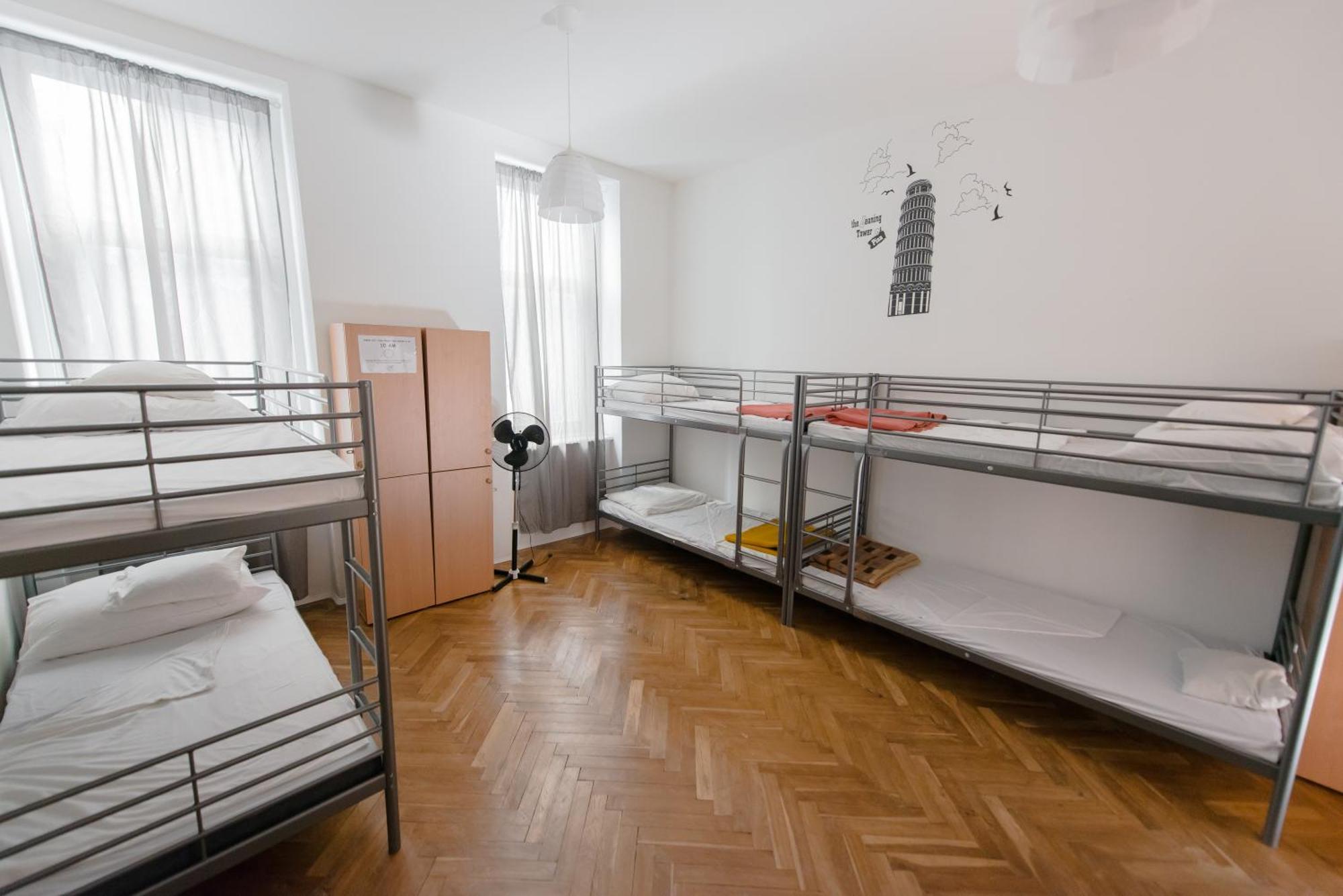 Bed 14-Bed Dormitory Room