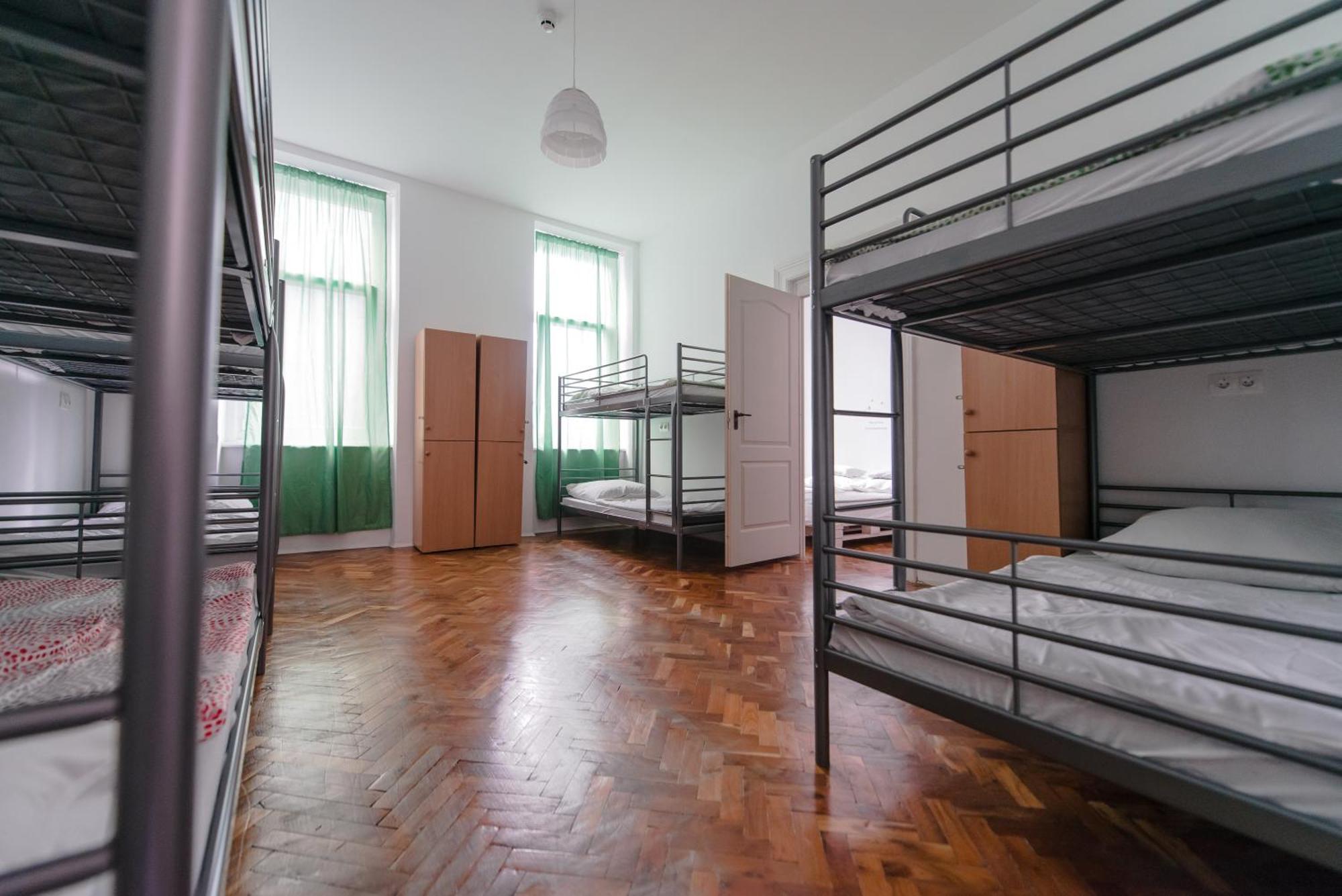 Bed 14-Bed Dormitory Room