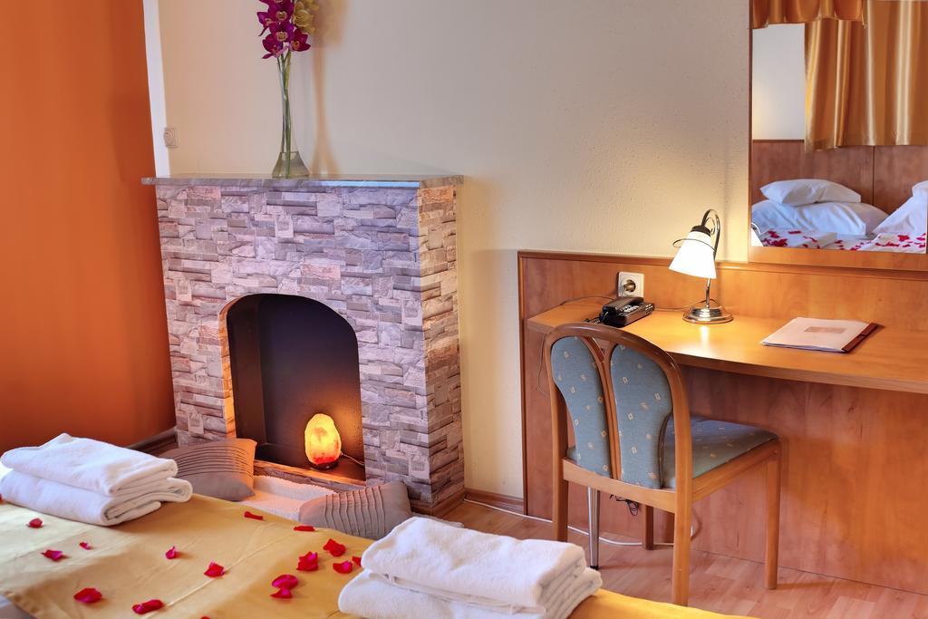 Superior Romantic Room with AC