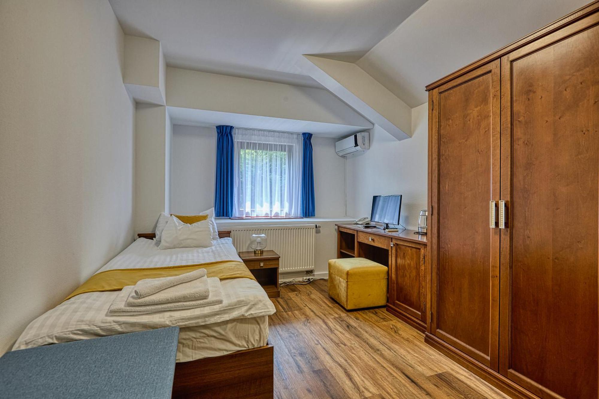 Single Room,1654251254:JPEG