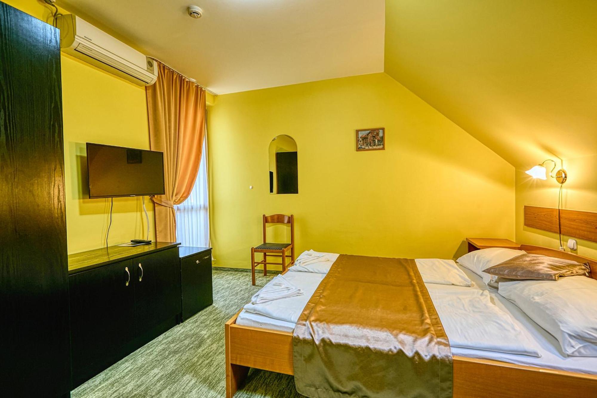 Quadruple Room Air-Conditioning