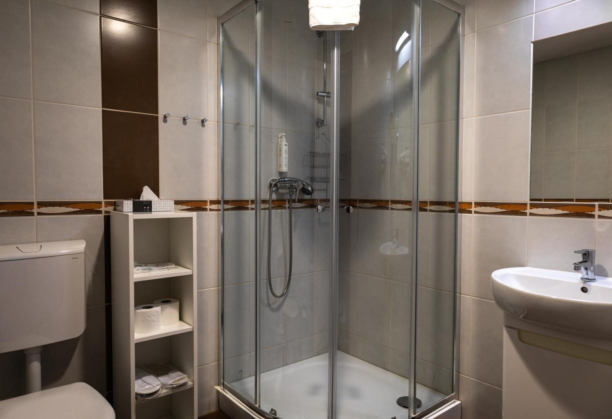 Single Room,1652775165:JPEG