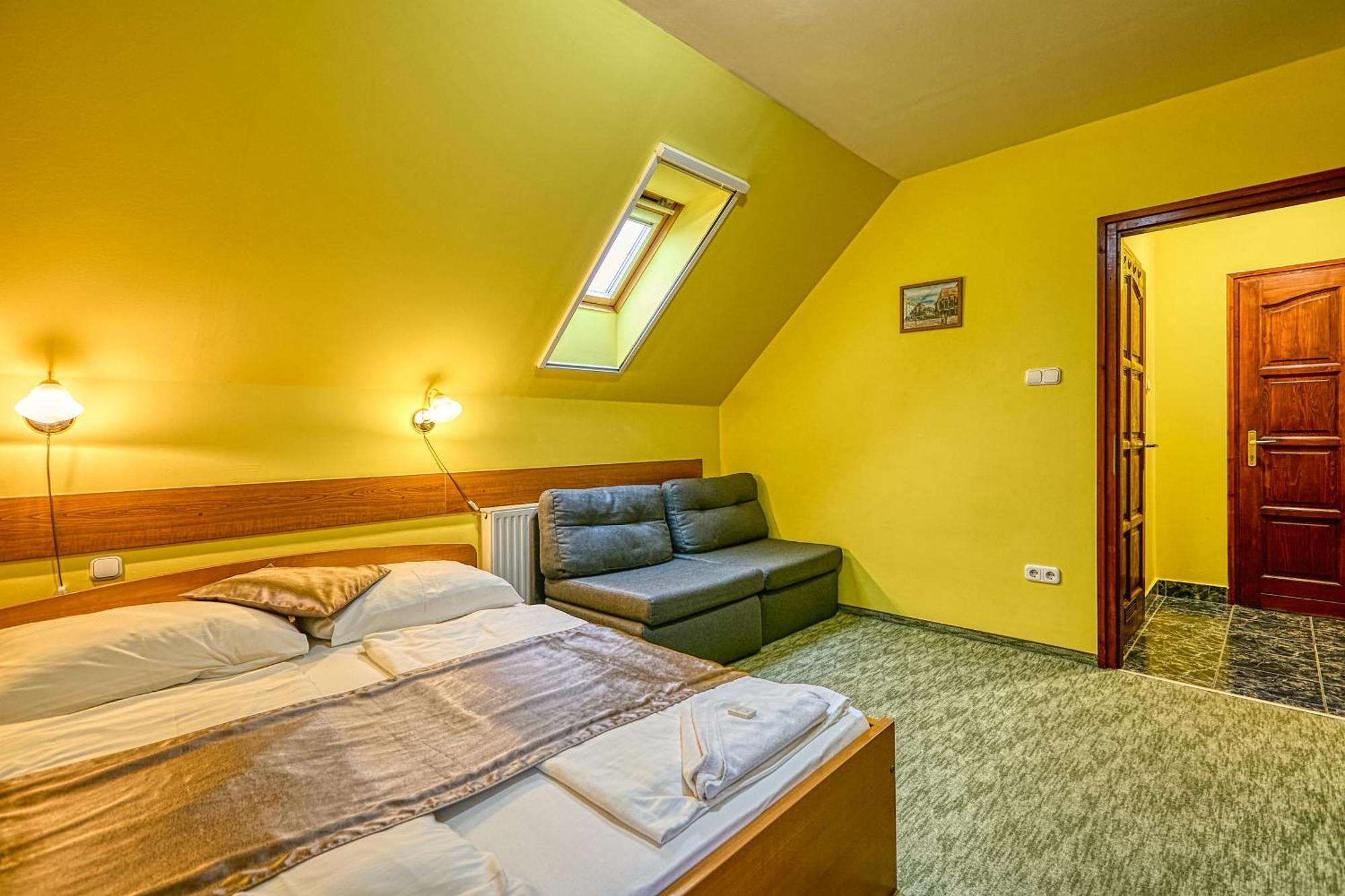 Quadruple Room Air-Conditioning