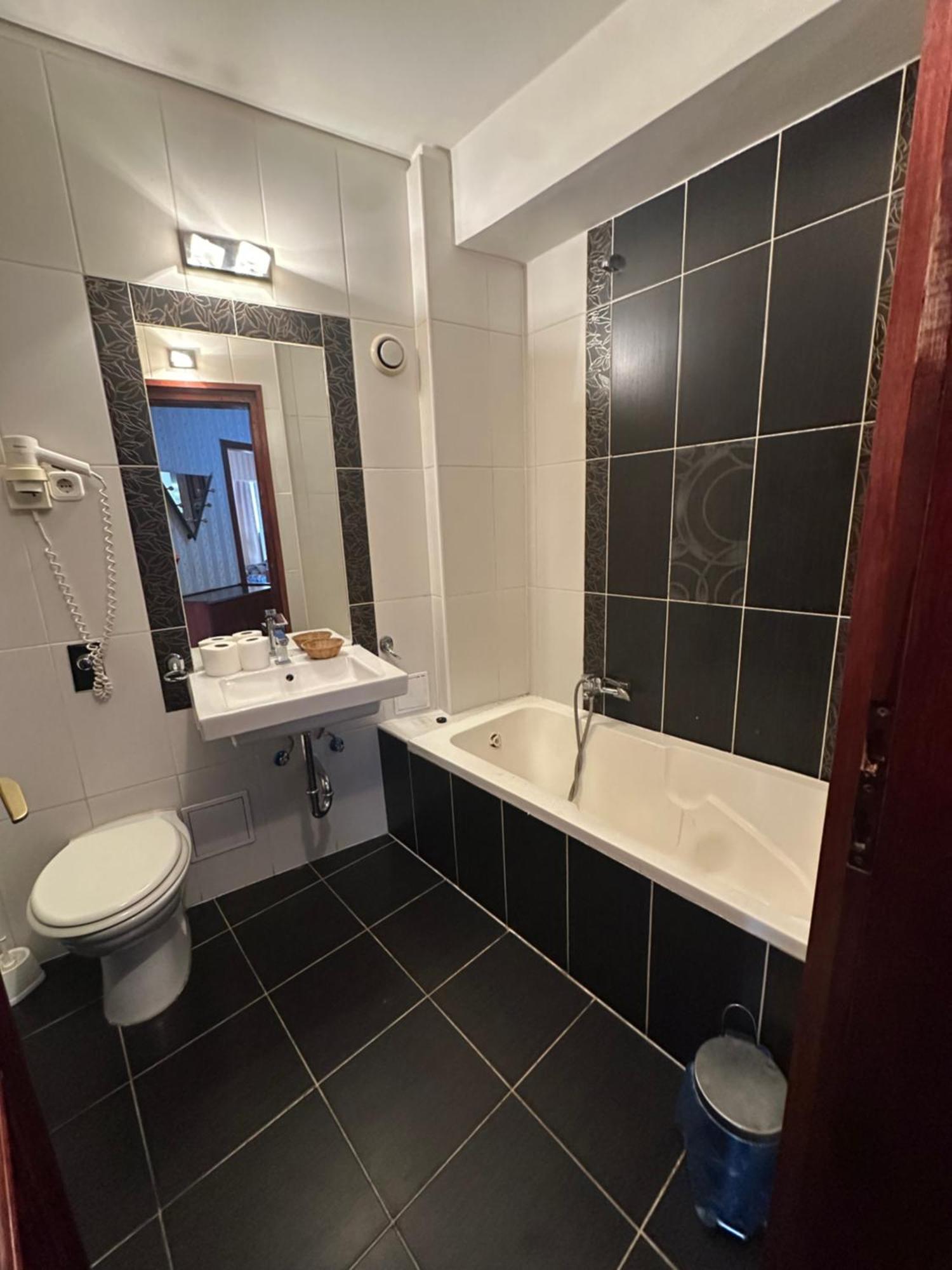 Double Room,1742650212:JPEG