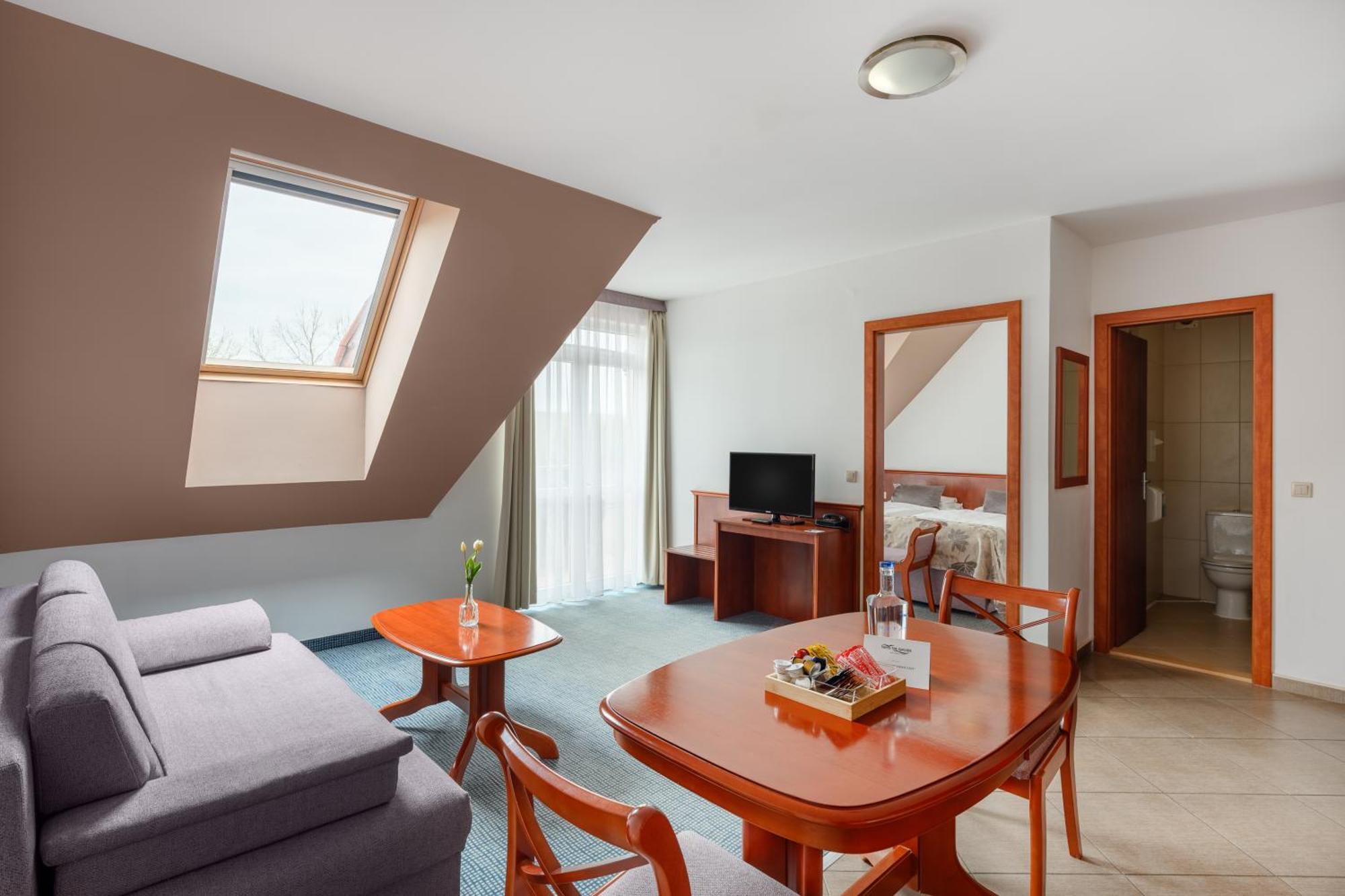 Superior One-Bedroom Apartment with Balcony,1671869387:JPEG