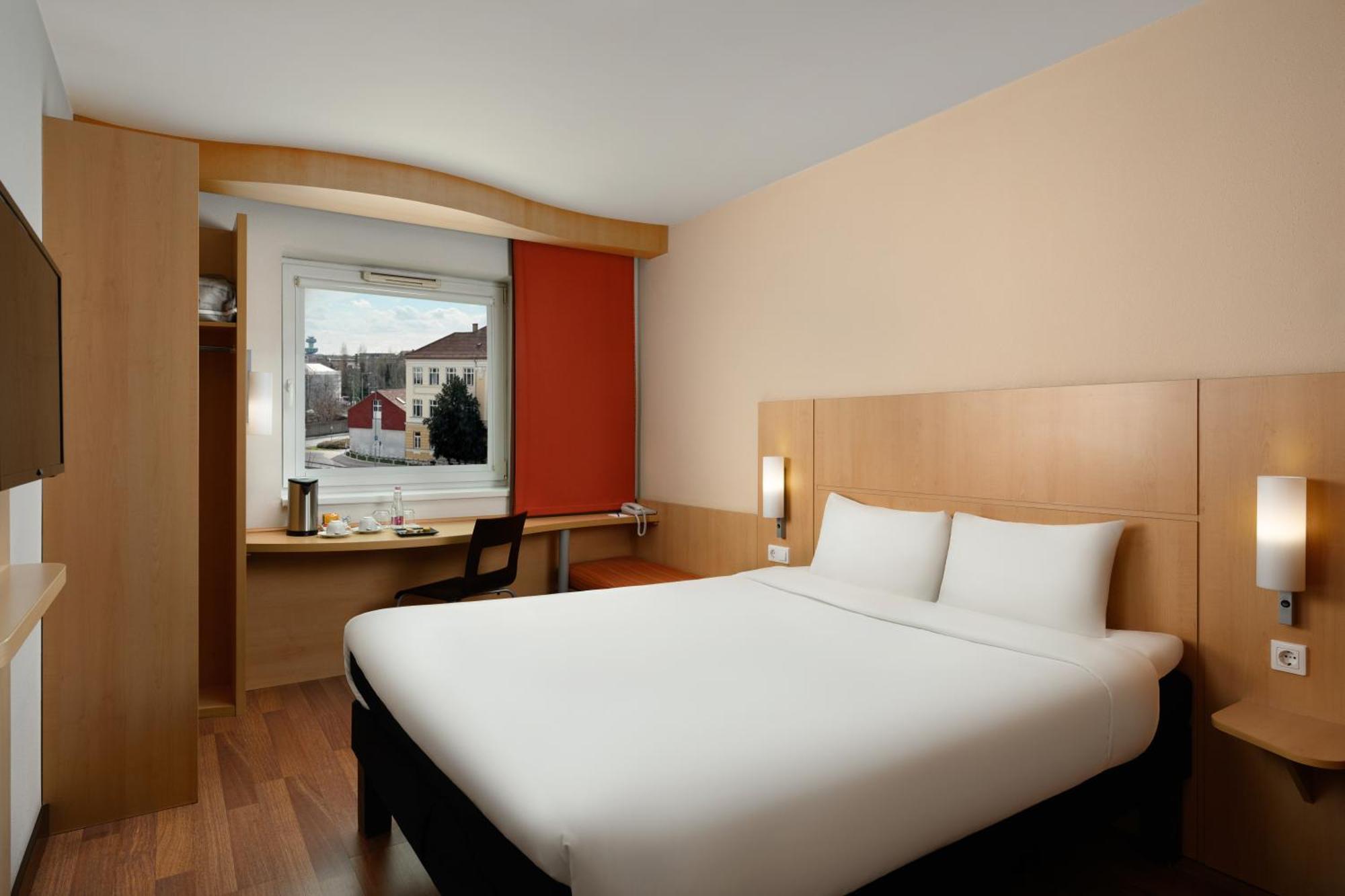 Room 1 double bed