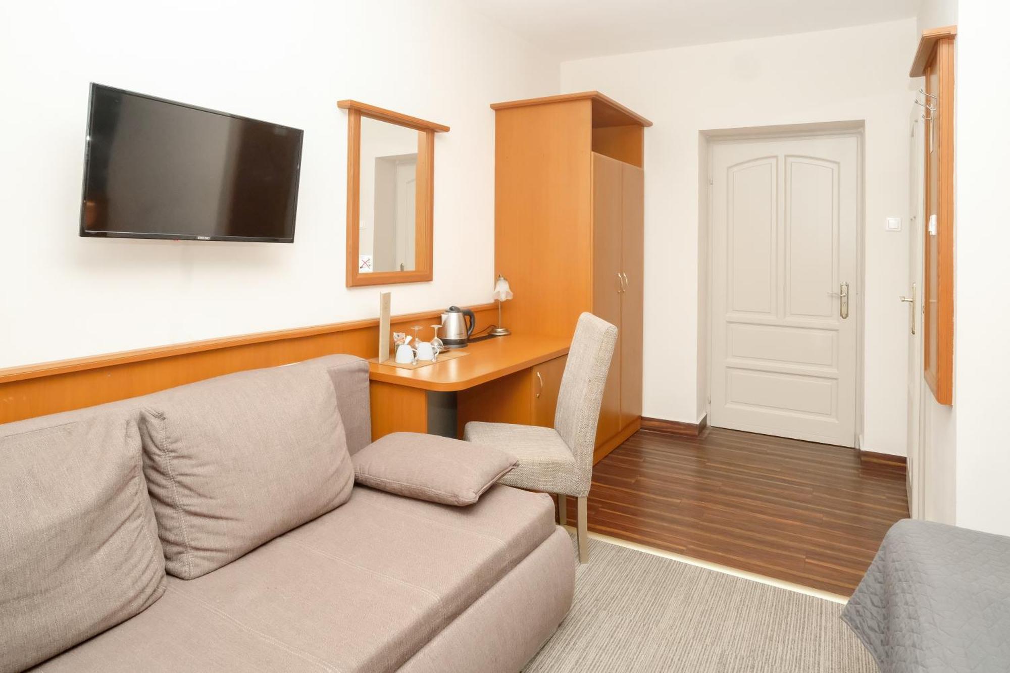 Standard Queen Room