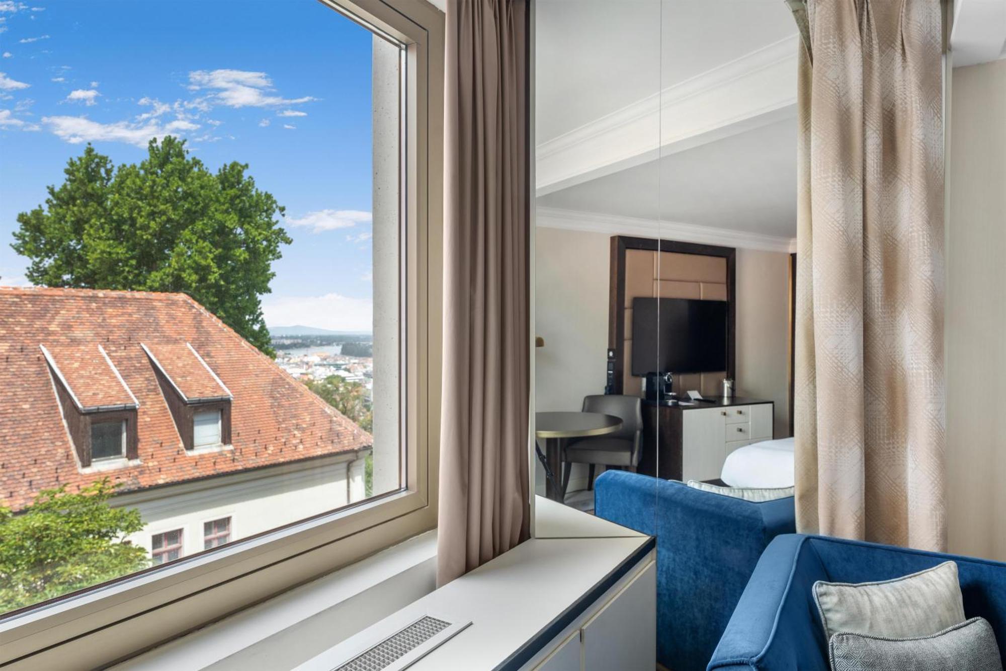 Hilton King Guestroom Courtyard
