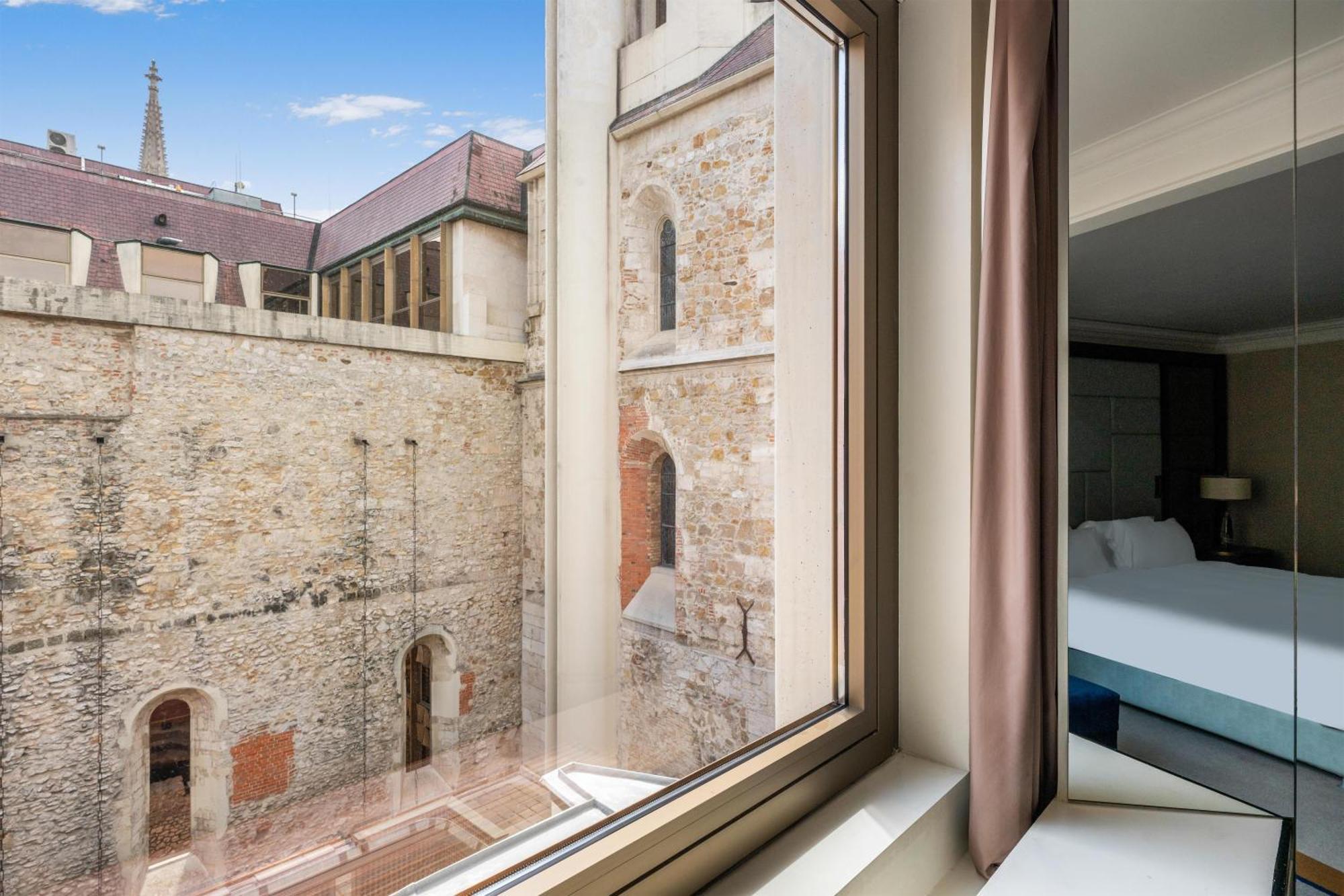 Hilton King Guestroom Courtyard