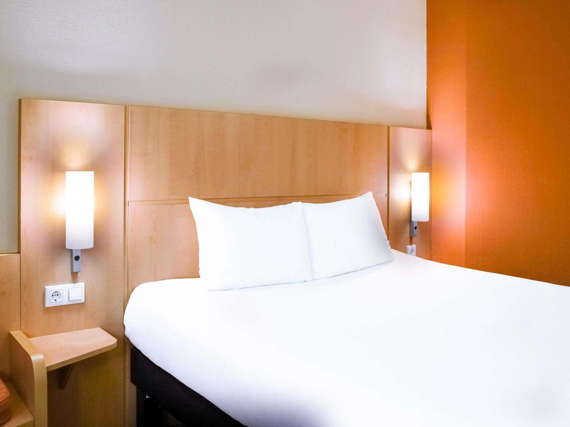Room 1 double bed