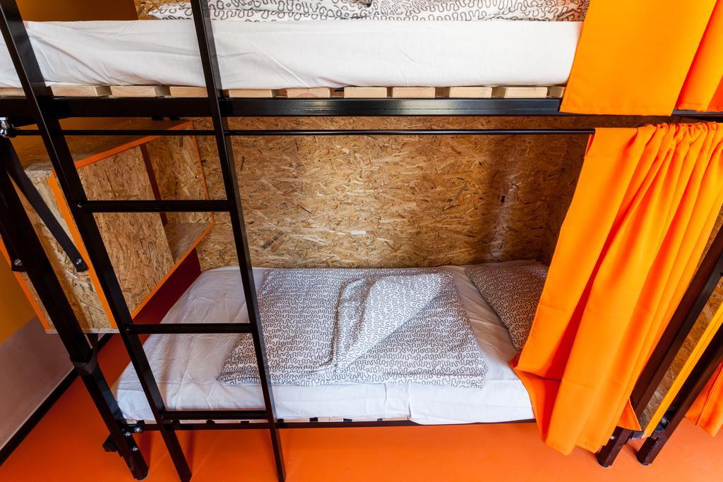 Cama em Dormitório de 8 Camas com Banheiro Compartilhado