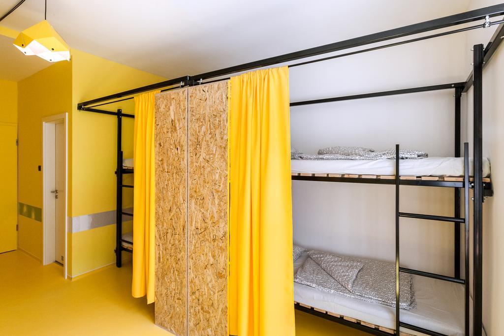 Cama em Dormitório com 4 Camas e Banheiro Privativo