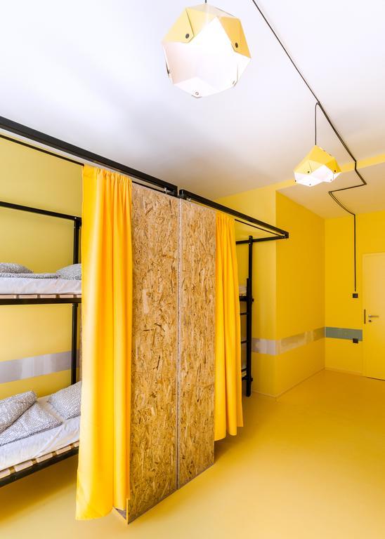 Cama em Dormitório Feminino de 8 Camas com Banheiro Privativo